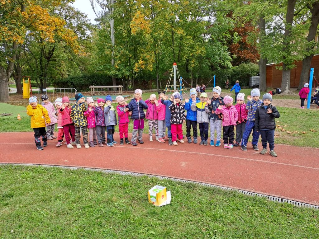 Děti na zahradě školy.