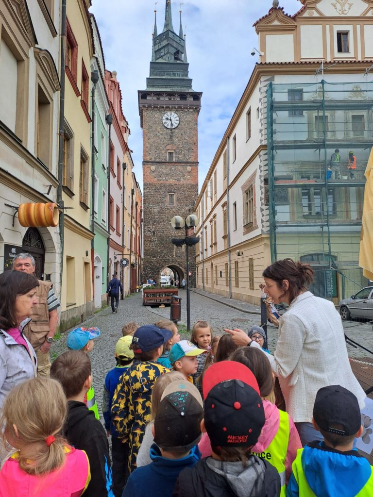 Děti si v centru města prohlíží památky.